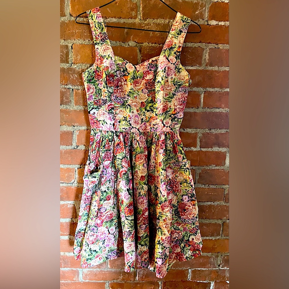 Urban Renewal 90’s floral dress with pockets!!!